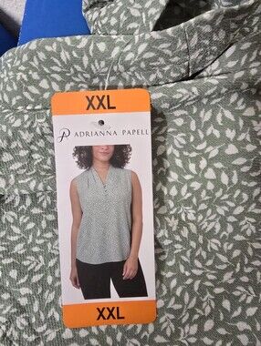 Adrianna Papell Sage Green Floral Sleeveless V-Neck Tank - XXL.